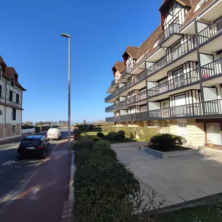 - Phalenes Proche Cid Довиль